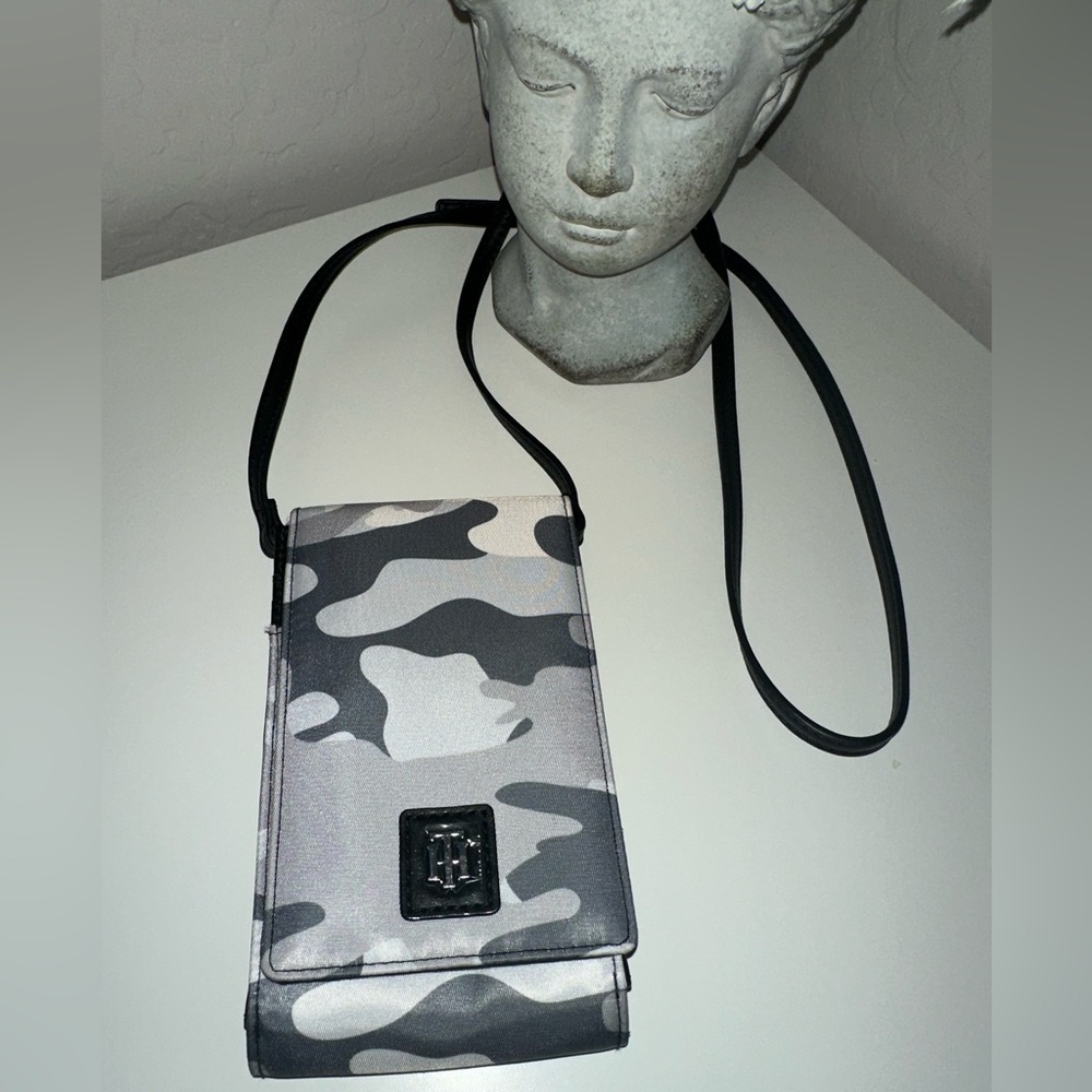 NWOT Tommy Hilfiger iPhone Crossbody Bag